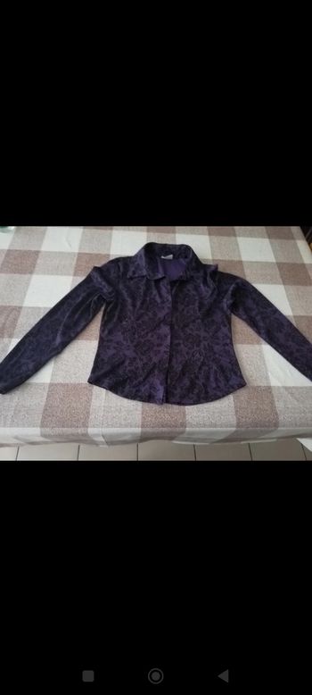 Chemise manches longues violette avec fleurs noires taille 36 2€