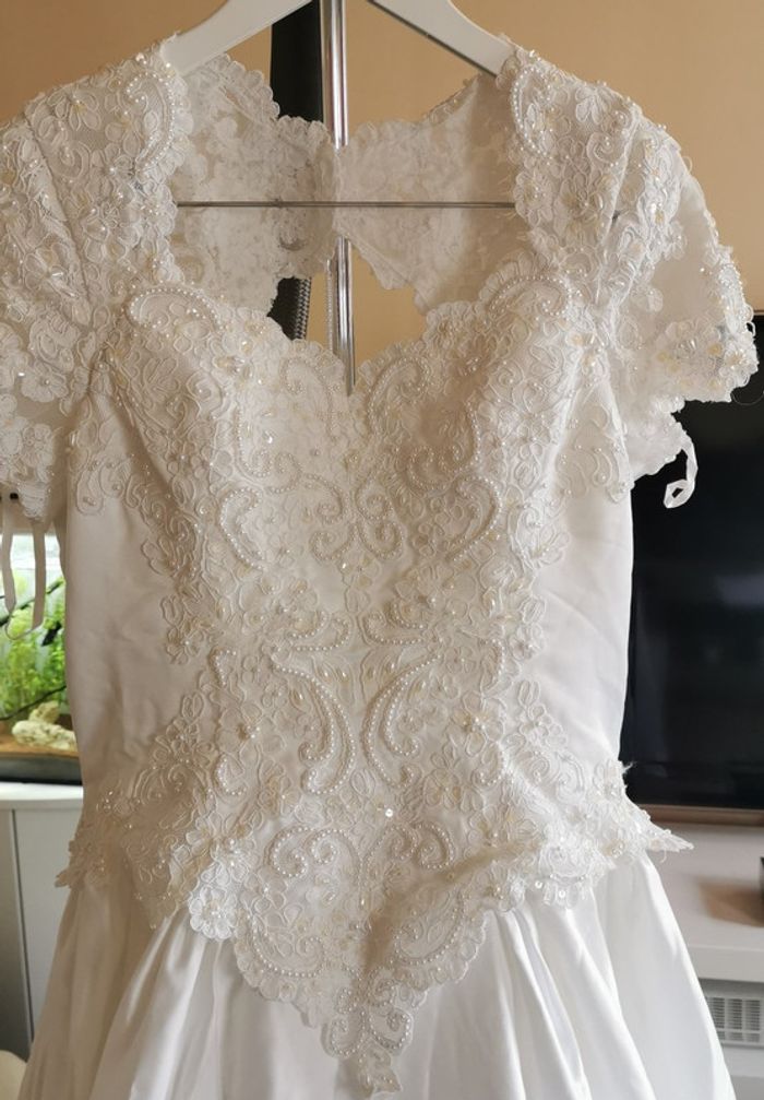 Robe de mariée blanche + voile+ jupon +cerceaux +gants - photo numéro 5