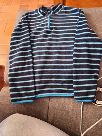 Pull polaire rayé bleu et noir taille 10 ans