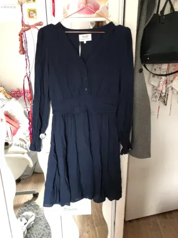 Robe bleu marine serrée à la taille et évasé en bas
