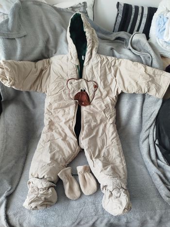 Combinaison beige avec moufles et pieds accrochés