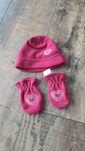 Ensemble bonnet et gant 1 3 mois en très bon état