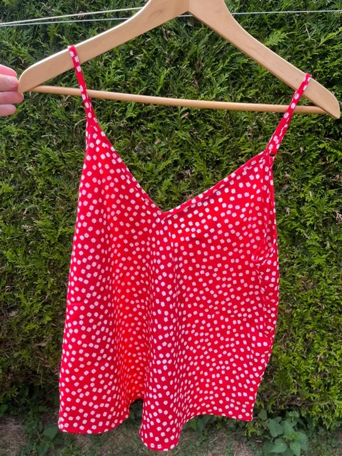 top rouge avec fleurs blanche - photo numéro 2