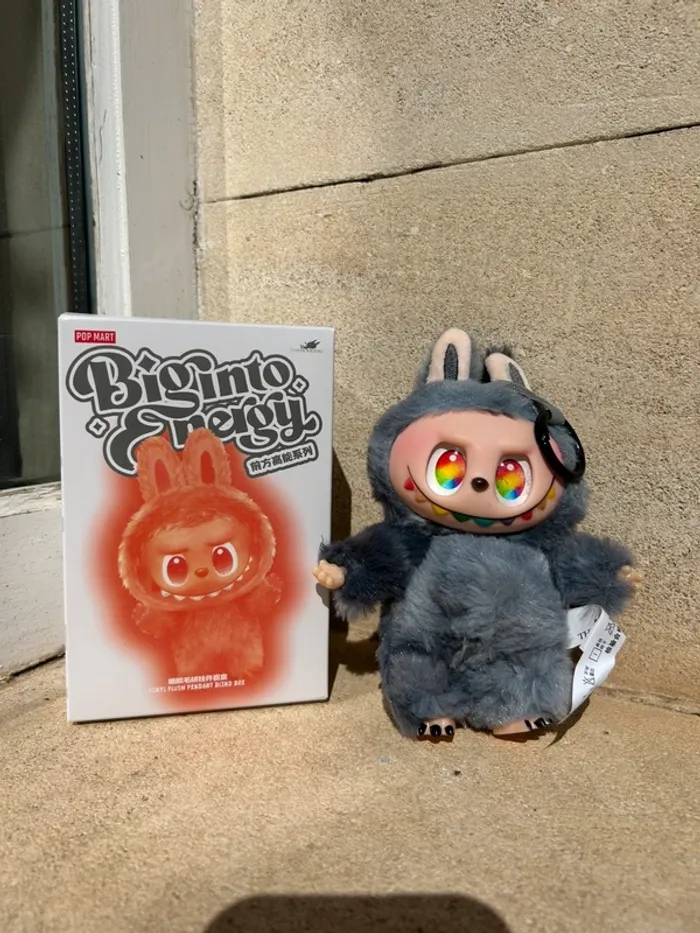 Labubu big into energy gris