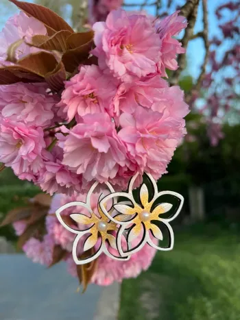 Boucles d’oreilles en bois blanches et dorées avec perles fait main