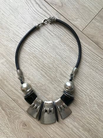 Collier noir et argenté