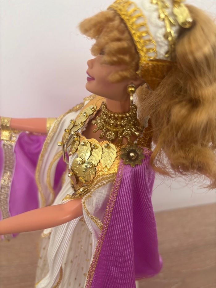 Poupée Barbie de collection Goddess grecque 1996 avec son support de présentation - photo numéro 5