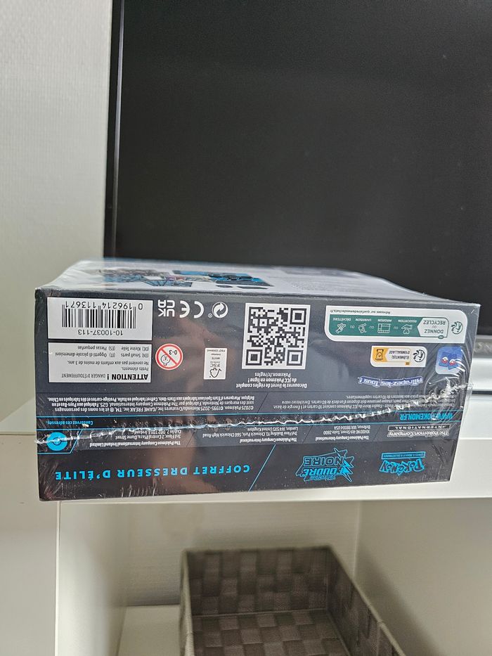 ETB Pokemon 10.5 Foudre Noire Scellée intact - Carton légèrement plié - photo numéro 6