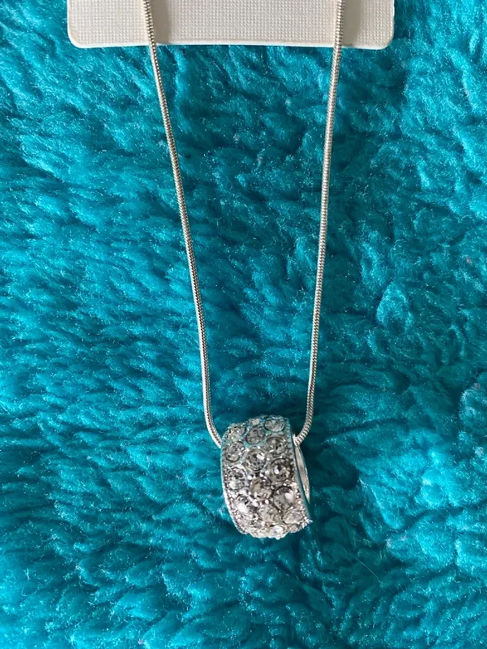 Collier avc pendentif couleur argent - photo numéro 2