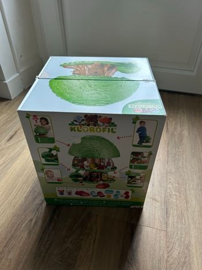 Arbre magique avec 4 personnages