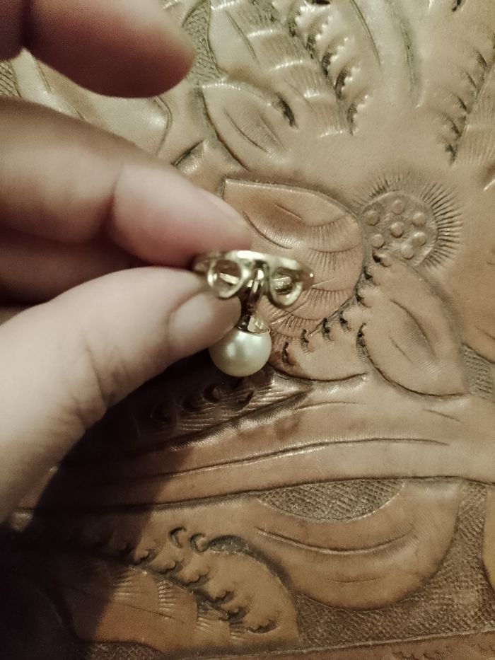 pendentif en métal perle en plastique blanche et strass translucides. - photo numéro 3