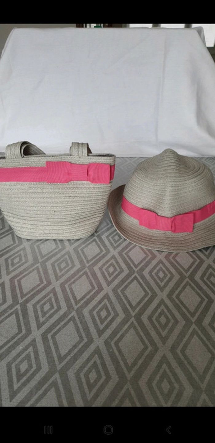 Chapeau et petit sac neufs