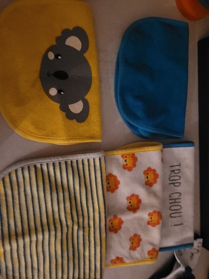 Lot de bavoirs - photo numéro 2