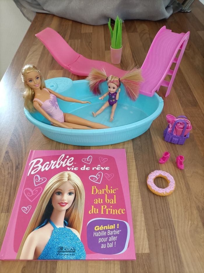 Lot barbie - Sortie Mère fille à la piscine - 2 barbies, accessoires et 1 livre - photo numéro 2