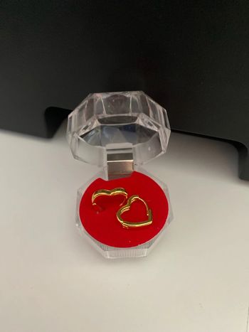 Petites boucles d’oreilles dorées en forme de cœur