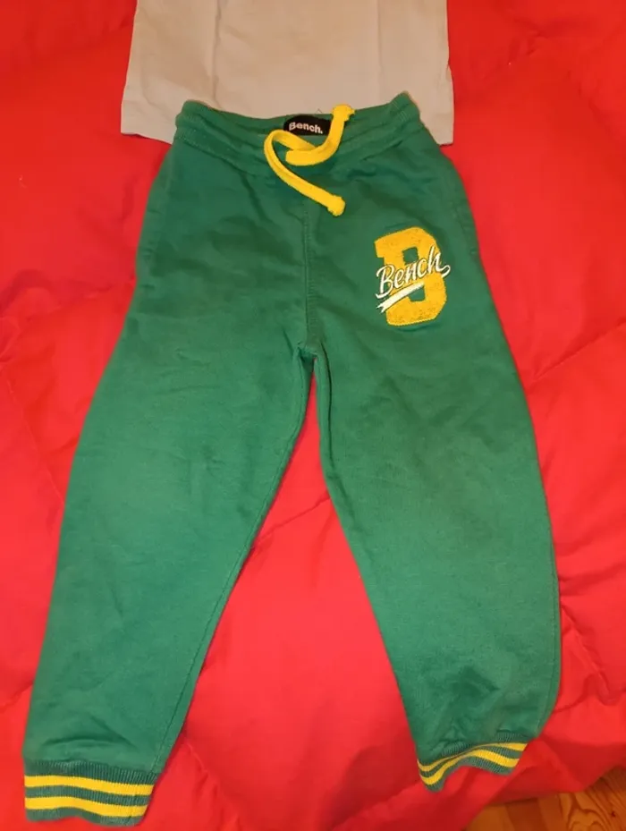 Ensemble jogging et tee shirt Bench. Taille 3 ans - photo numéro 3