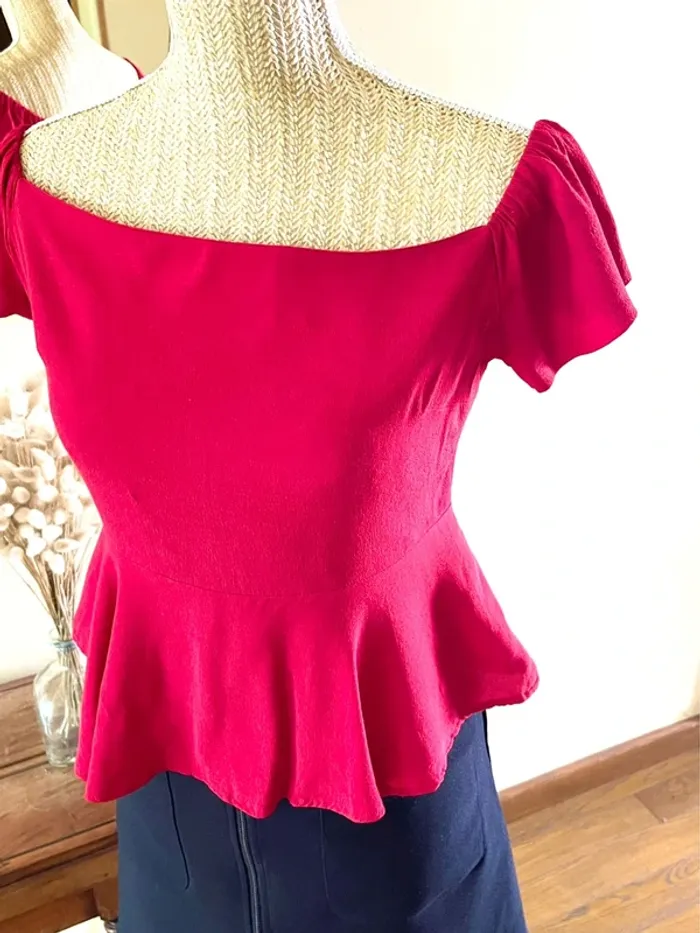 Top Rouge à Basque - Féminin & Élégant - Épaule Découverte à Volant - photo numéro 7