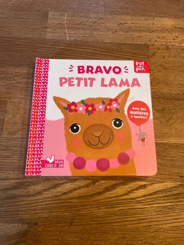 Livre cartonné Bravo petit Lama avec des matières à toucher Patapon