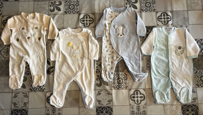 Lot de vêtements bébé garçon 6 mois 8 bodies manches longues et 4 pyjamas velours - photo numéro 3