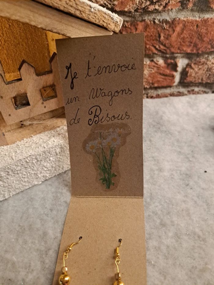 Boucles d'oreilles pendante violette et doré - photo numéro 5