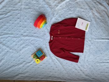 gilet bordeaux boutons pressions inscription poitrine 3 ans gémo