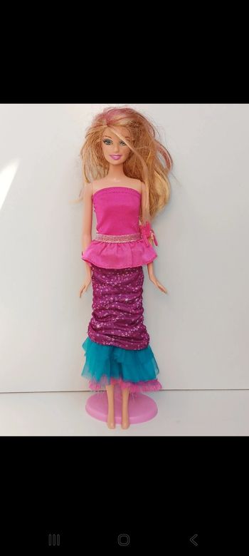 Poupée mattel barbie Secret des Fées 
En tirant sur la ficelle à l'arrière de la Poupée elle se change.