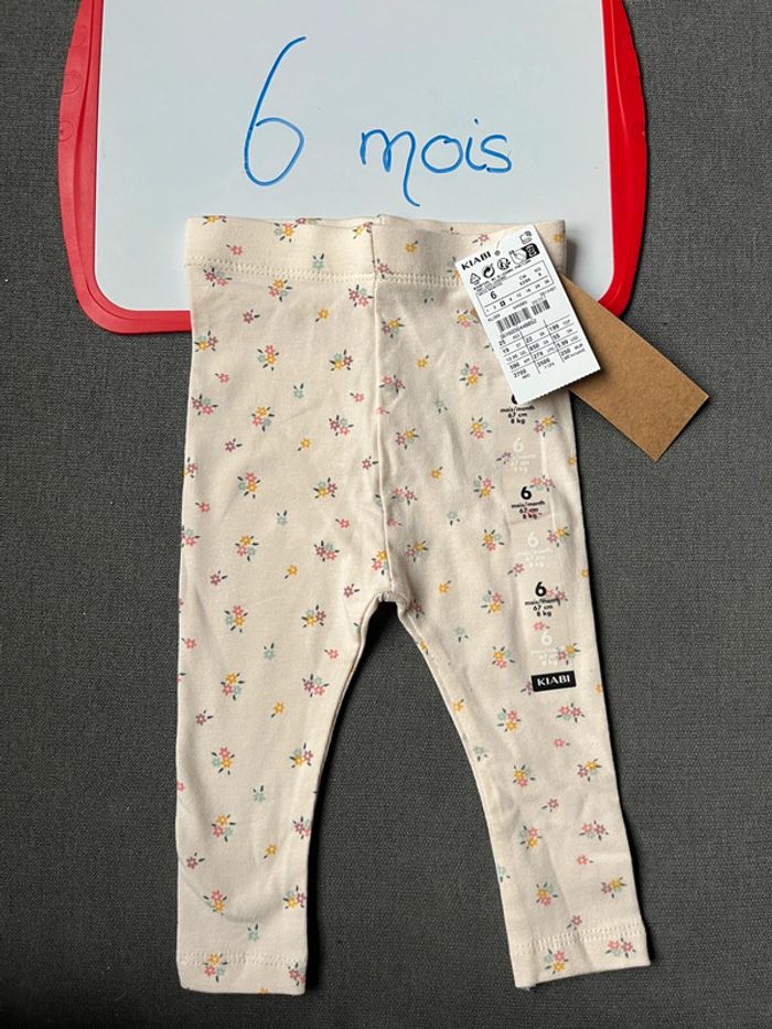Legging fleuri neuf taille 6 mois