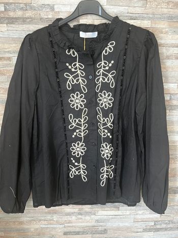 Chemise noire brodée