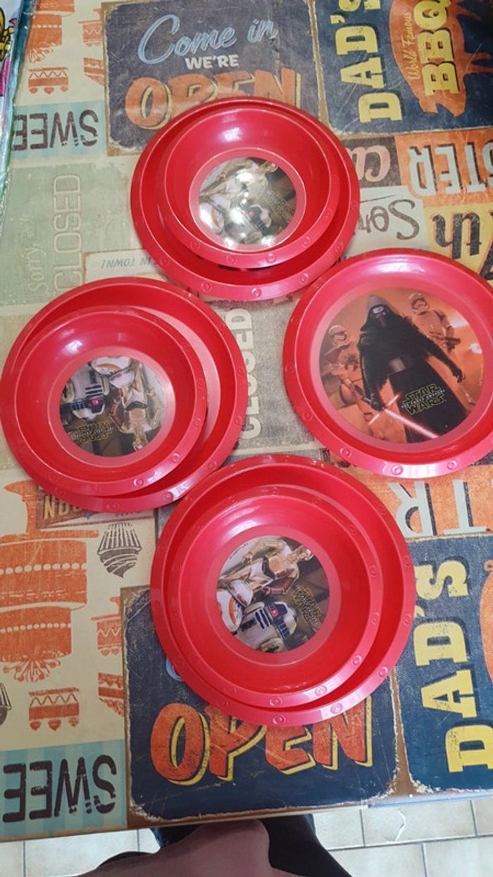 4 Assiettes et 3 bols Star Wars en plastique réutilisable