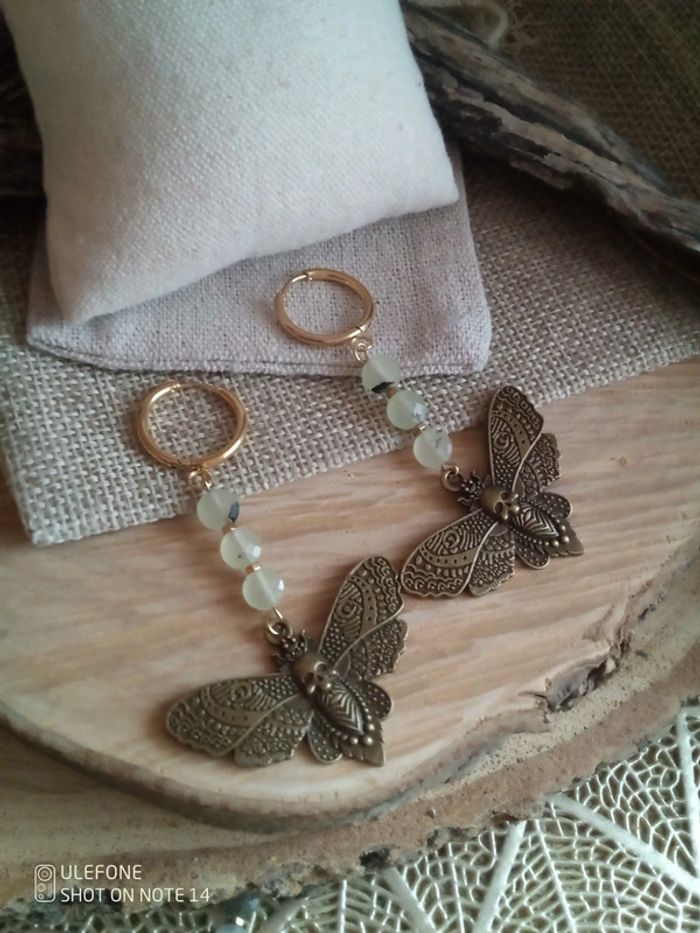Boucles d'oreilles créoles jade phrénite pierres naturelles et papillons sphinx