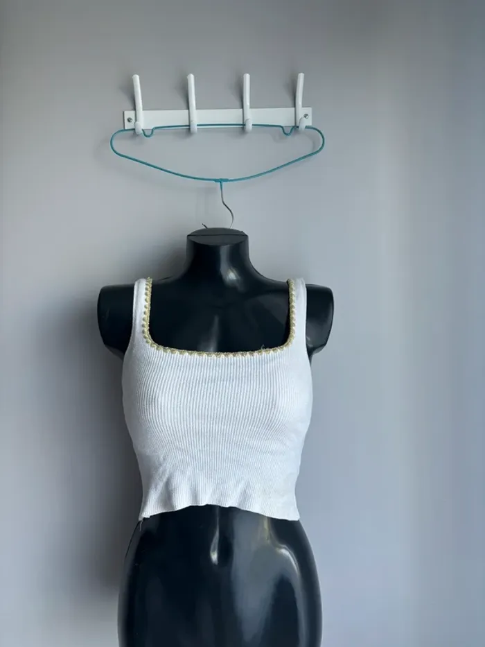 Haut court blanc taille unique – bien regarder photos & mesures - photo numéro 2