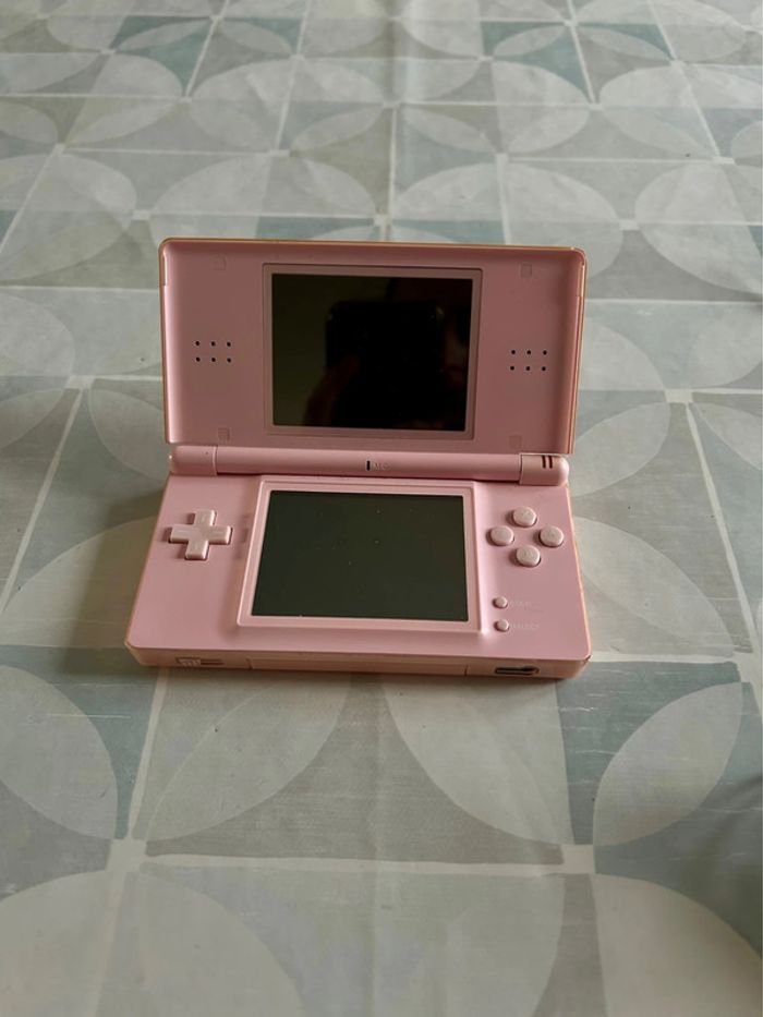 Console Nintendo DS lite rose en très bon état