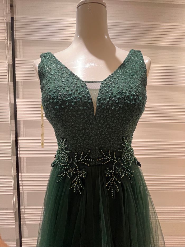 Robe de soirée longue en full vert foncé avec broderies et perles élégantes