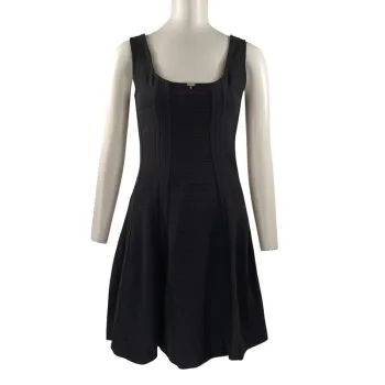 Robe noire Liu Jo en maille texturée, coupe évasée, détail bijou col carré A1135