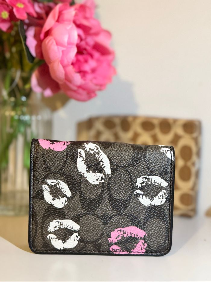 Porte-monnaie / mini sac Coach motif lèvres cerise – édition spéciale - photo numéro 5