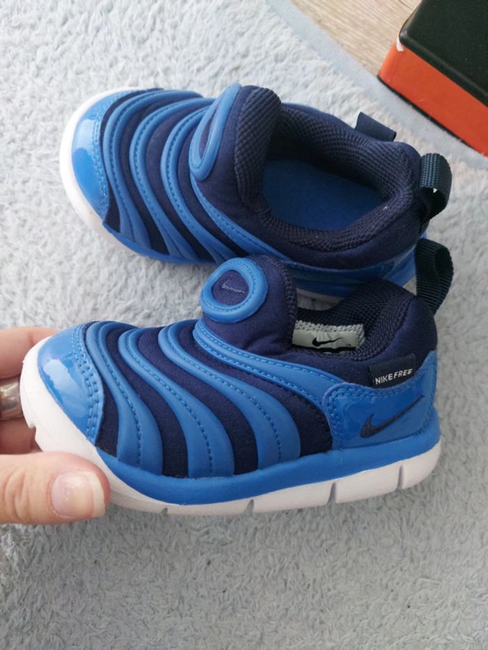 Baskets Nike taille 23,5 neuve