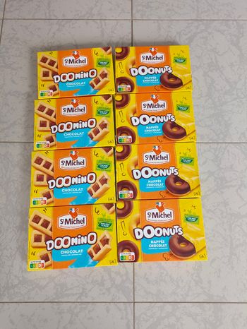 Lot de gâteaux doomino et doonuts