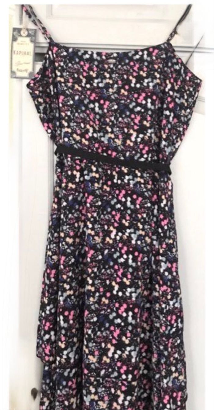 Très belle robe KAPORAL taille L (40) noir avec dessins colorés