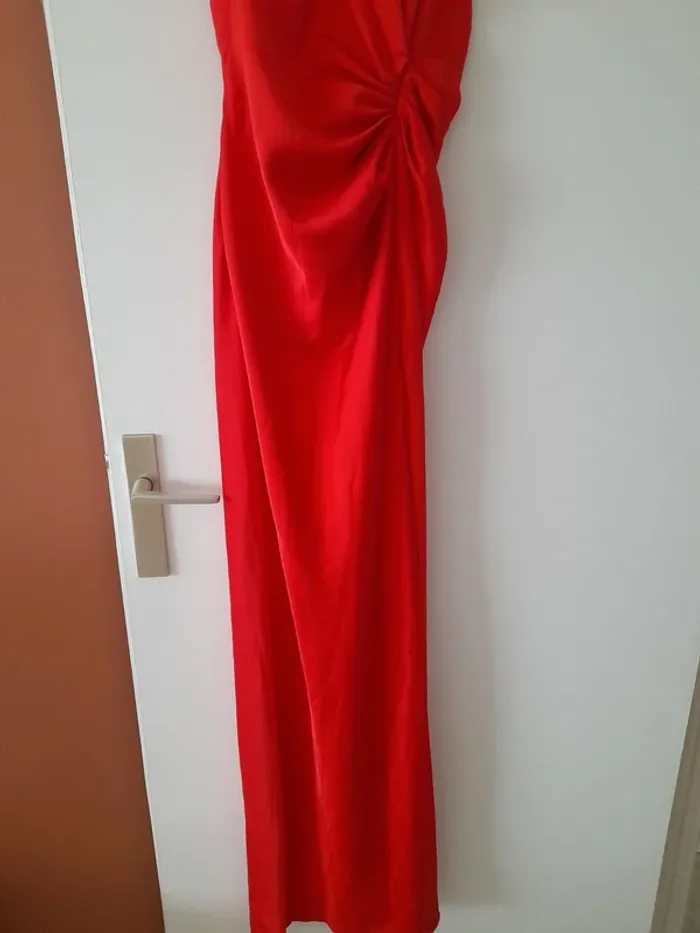 Robe longue fines bretelles et drapée devant - photo numéro 4