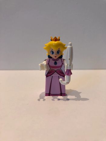 Figurine type lego princesse Peach. Super Mario