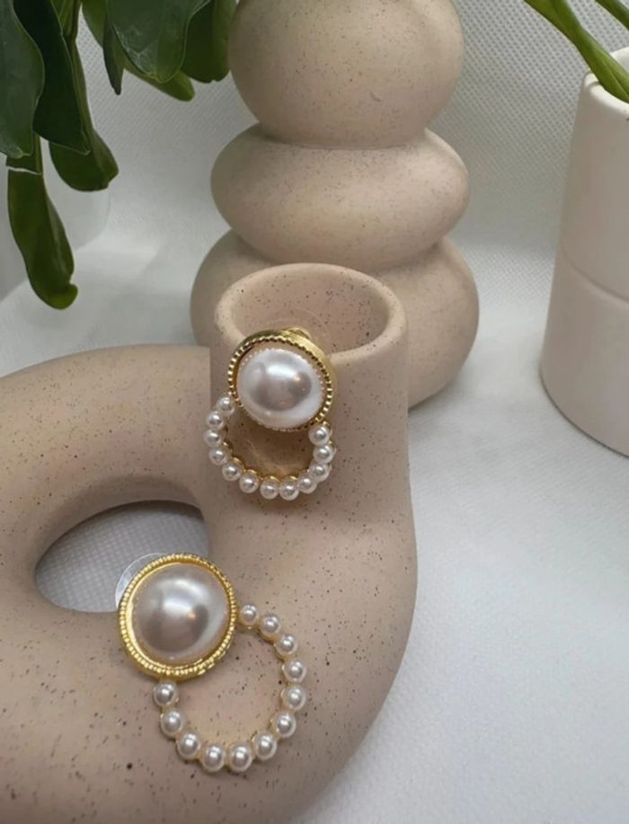 Jolie paire de boucle d'oreille chic perlée - photo numéro 3