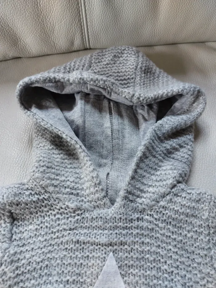 Veste style cape en maille à capuche 1 mois - photo numéro 4