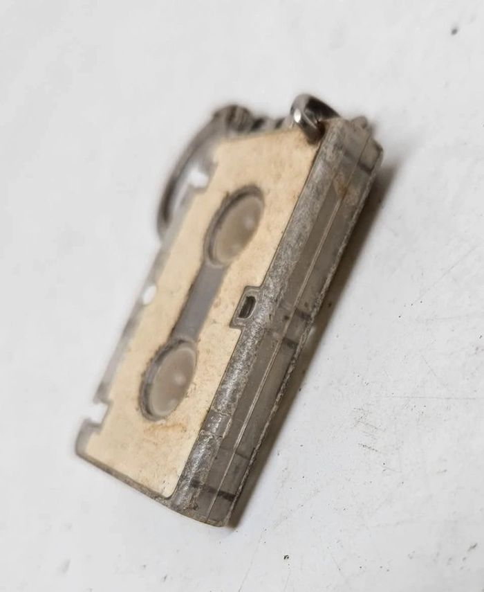 Ancien porte-clé.
Cassette audio.
5x3,3x0,8cm - photo numéro 9