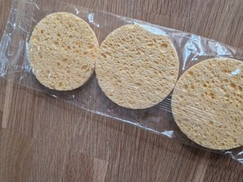 Lot d'éponges végétales à démaquiller neuves