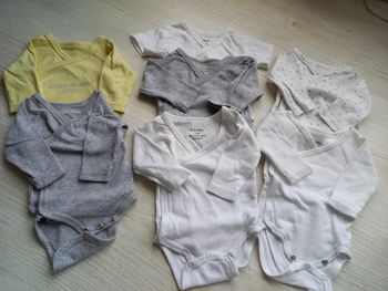 Lot de 7 bodies 1 mois Très bon état