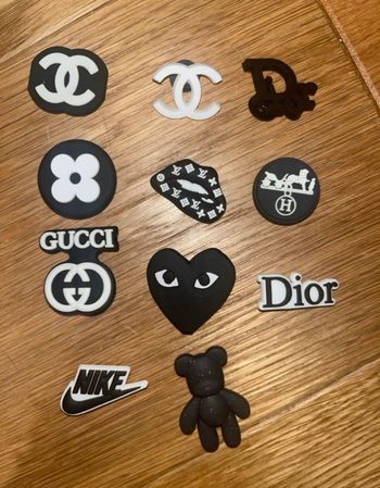 Lot de 11 pin’s pour crocs 