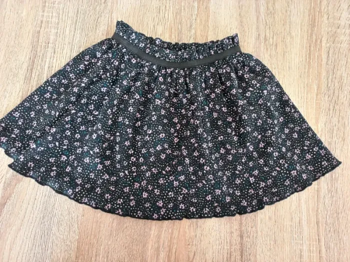 Jupe courte noire à fleurs