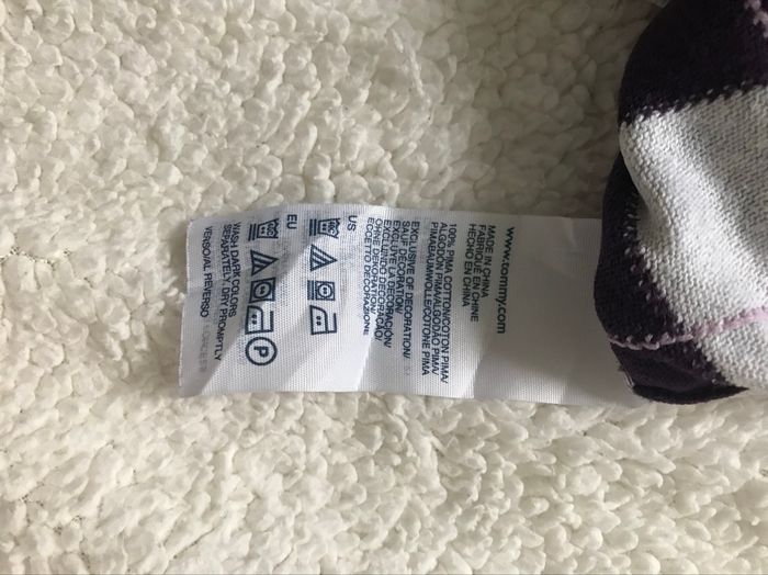 Pull à losange vintage violet et gris col V taille M Femme de la marque Tommy Hilfiger avec logo brodé sur manche droite - photo numéro 5
