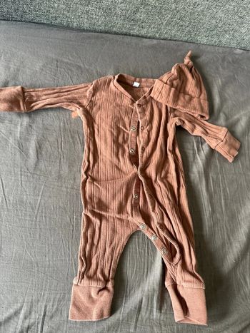 Grenouillère et bonnet 56