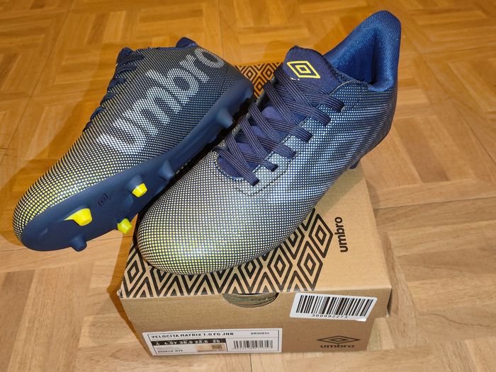 Chaussures de football neuves crampons moulés umbro velocita matrix taille 36,5 - photo numéro 2